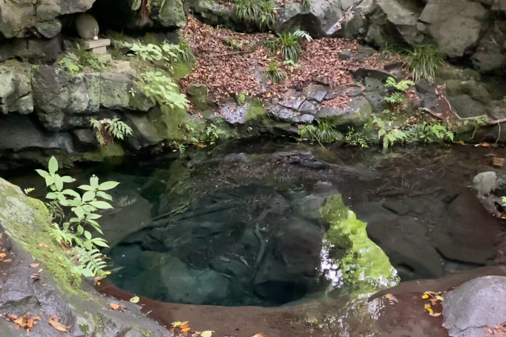 【お鬢水】清らかな水が湧き出る美しい泉