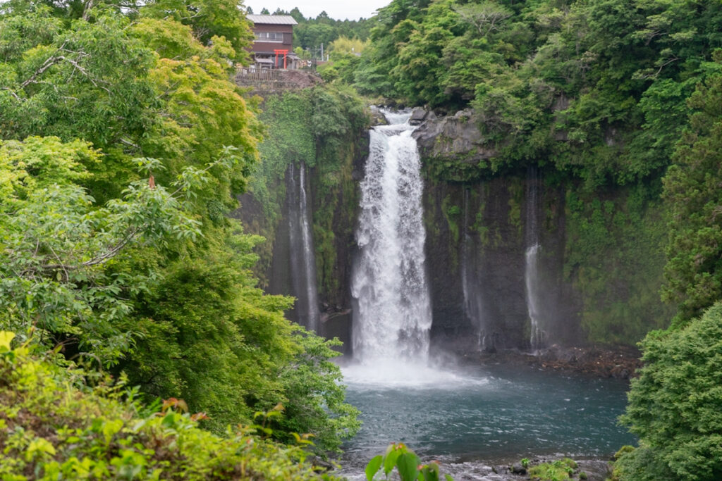 【音止の滝】白糸ノ滝とは対照的な豪快な滝