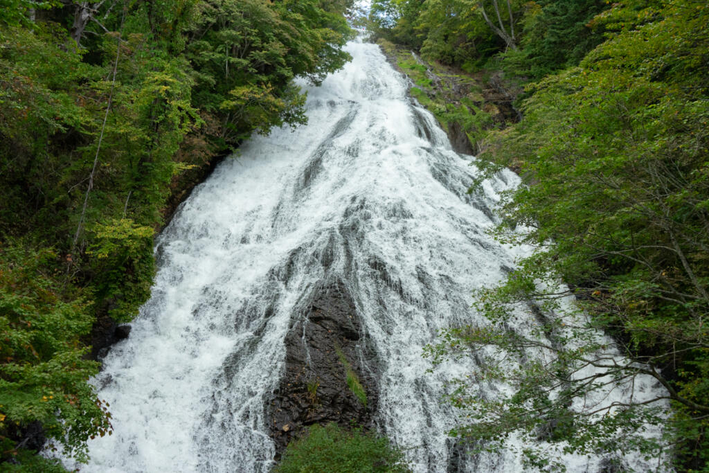 【湯滝】圧巻のスケールの絶景滝