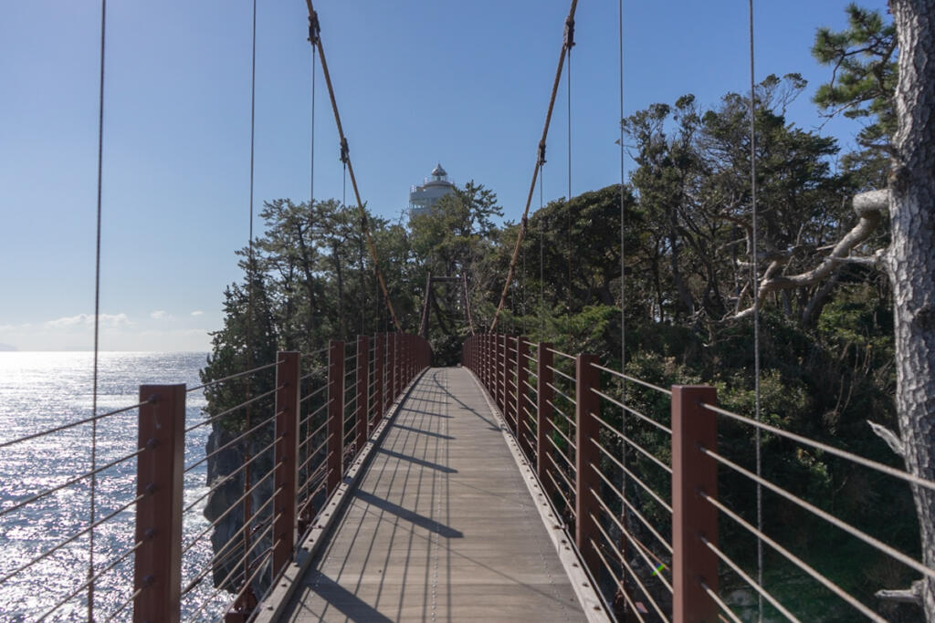 海沿いの絶景吊り橋を解説