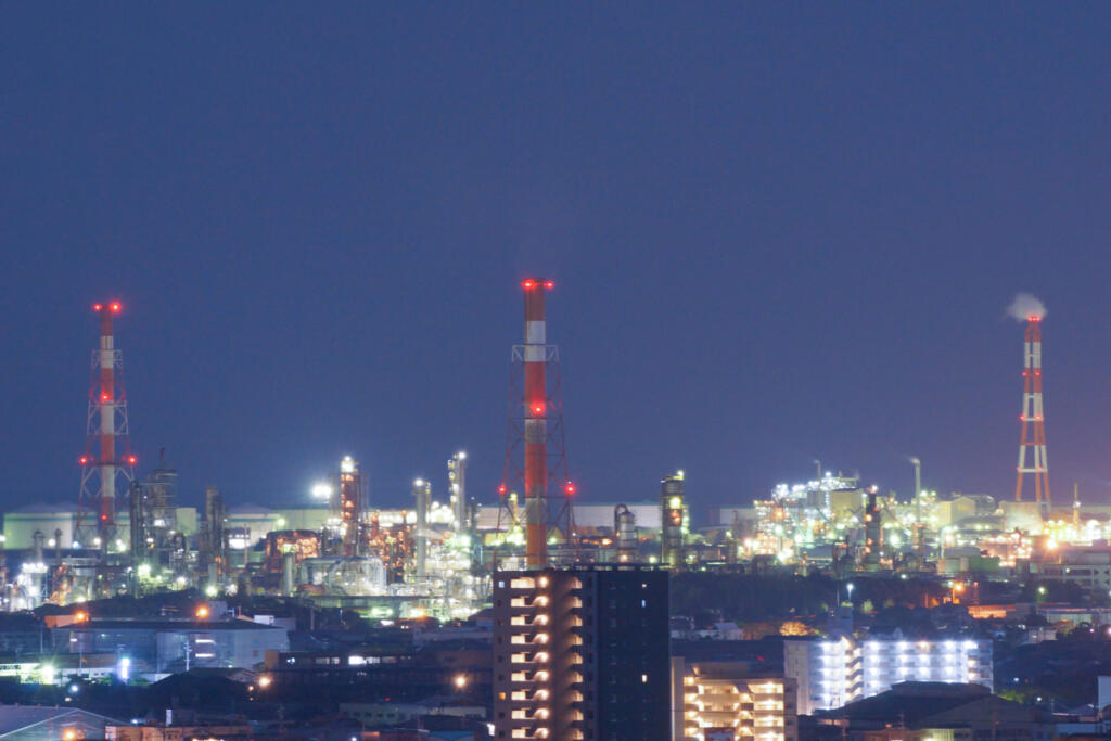 You can see the night view of Yokkaichi's factories from the observation deck