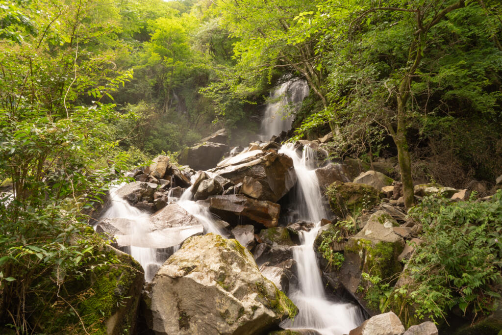 【飛龍の滝】寄木細工の里近くの絶景滝