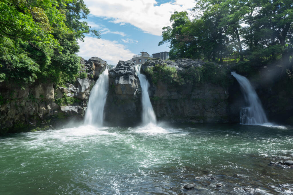 【五竜の滝】住宅地を流れる滝