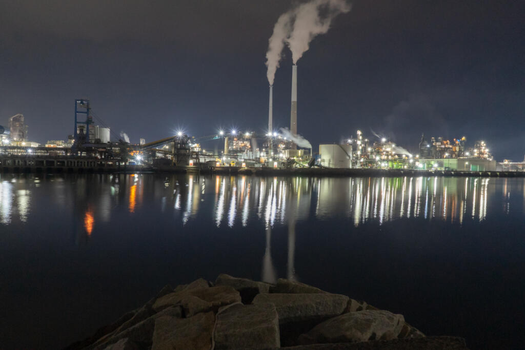 徳山港町から見た工場の夜景