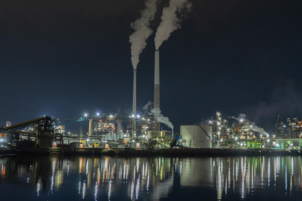 【Tokuyama Port Town】 The night view reflected on the water is beautiful