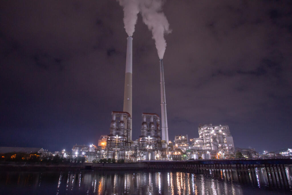 【Misasama Town】 Two huge chimneys are impressive