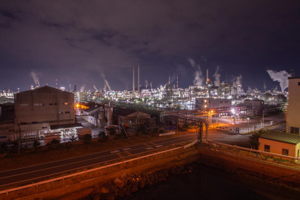 Night view of the factory seen from the top of Shunan Ohashi Bridge.