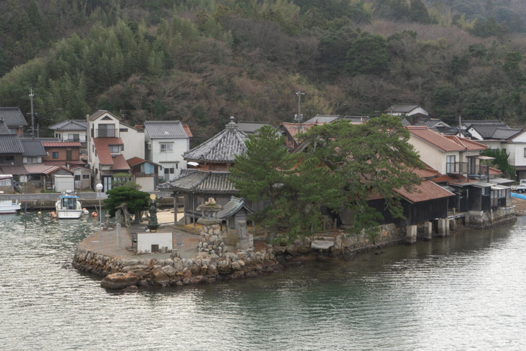 西堂寺六角堂】まるで海に浮かんでるように見えるお寺