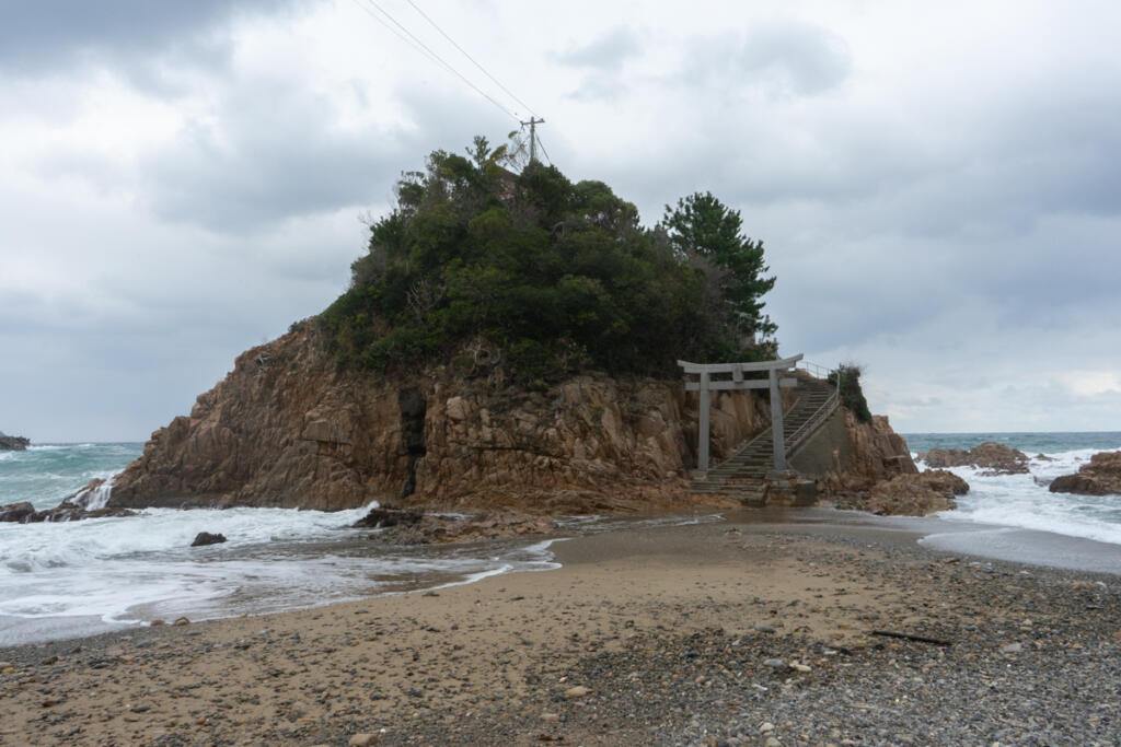 【Ebisu Shrine】 A rare shrine that can only be crossed at low tide