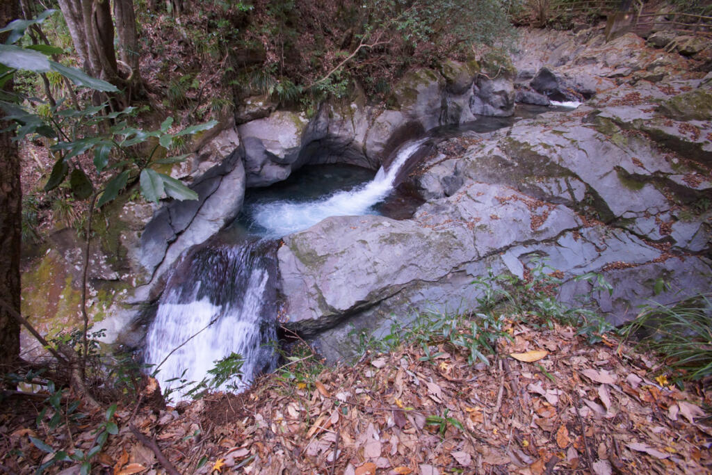 【Ebi Falls】 The nearby suspension bridge stands out