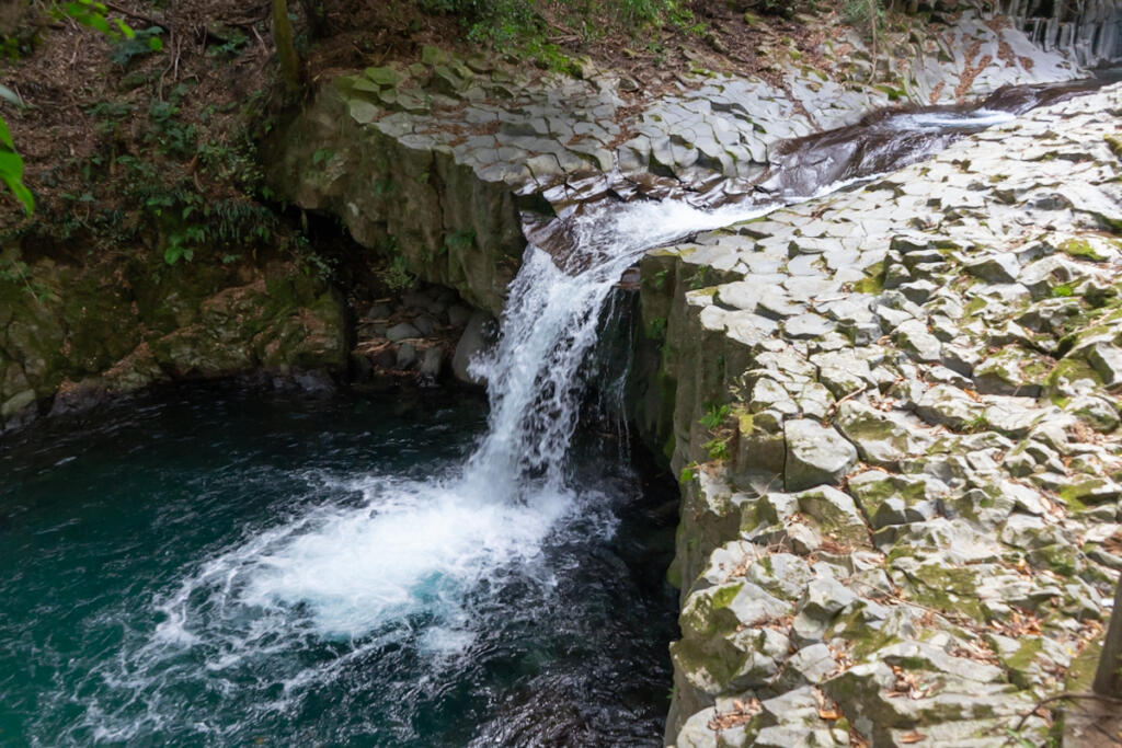 【Hebi Falls】 The surrounding rock walls are distinctive